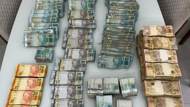  Policiais apreenderam mais de R$ 1 milhão na casa do investigado  Polícia Civil/Reprodução