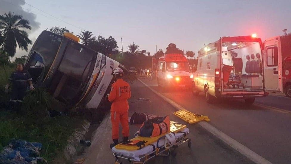 Tragédia na estrada: acidente de ônibus na Bahia resulta em 8 mortos e 23 feridos
