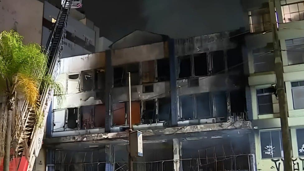 Vídeo: incêndio em pousada deixa dez mortos em Porto Alegre