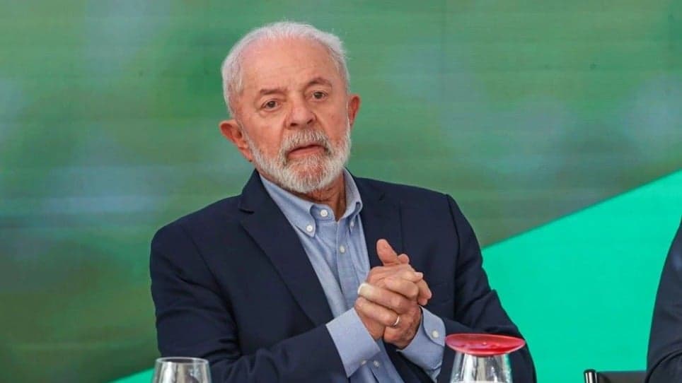 Lula reitera compromisso com promessas de campanha em encontro com jornalistas