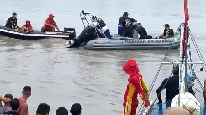 Início da operação de resgate de barco com corpos em decomposição pela PF e Marinha