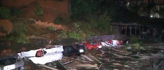 Muro desaba e esmaga 11 carros após forte chuva no Paraná