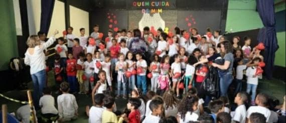Escola troca o Dia dos Pais pelo ‘Dia de Quem Cuida de Mim’