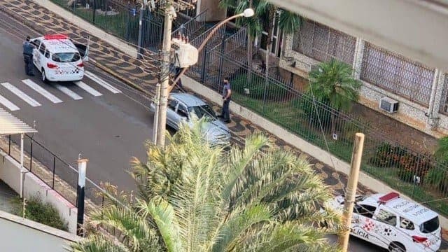 Adolescente invade escola com explosivos caseiros e fere funcionária