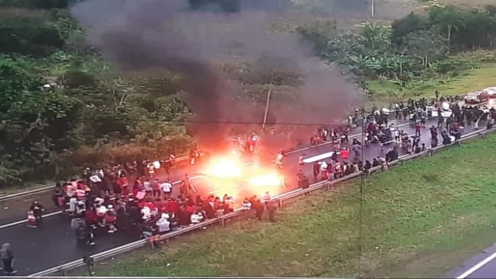 Indígenas protestam e fecham rodovia Régis Bittencourt em São Paulo