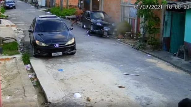 Vídeo mostra momento em que crianças são atropeladas por carro desgovernado em Manaus