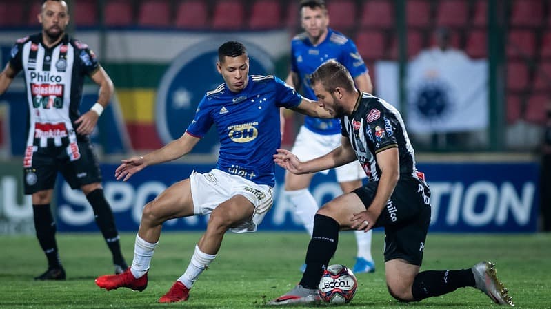 Em jogo com muita confusão no final, Cruzeiro deixa escapar pontos dentro de casa