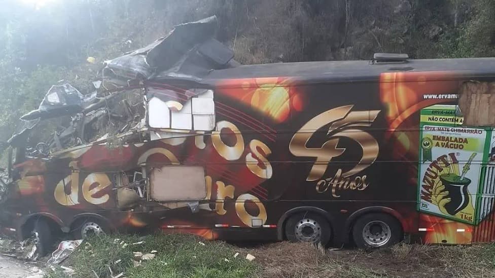 Vocalista morre em grave acidente com ônibus de banda gaúcha 