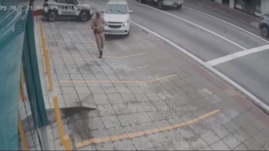 Policial é atropelado em calçada e arremessado a cerca de 5 metros; veja o vídeo