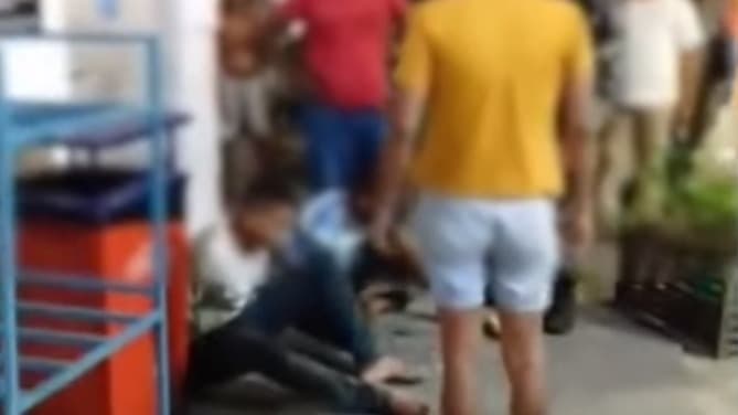 Vídeo mostra mãe revoltada ao ver filho sendo preso