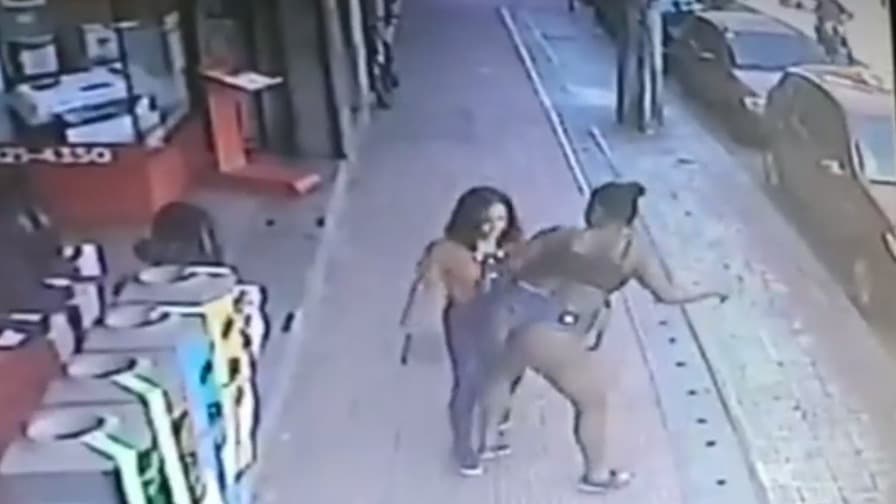 Vídeo: mulher derruba desconhecida com “bundada”  em via pública