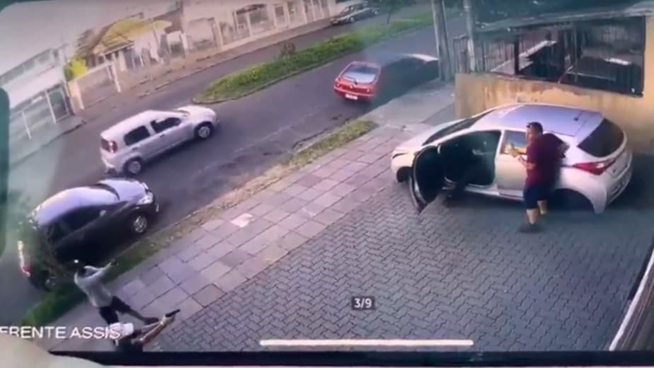 Vídeo: policial morre após colega atirar durante tentativa de assalto