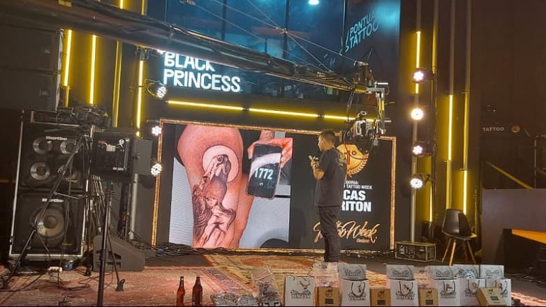 Tatuadora mineira vence concurso da melhor tatuagem na Tattoo Week