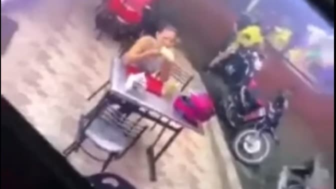 Mulher continua comendo durante assalto enquanto namorado foge; veja o vídeo