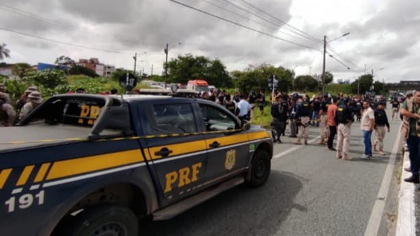 Vídeo: homem mata a tiros dois policiais rodoviários na BR-116, em Fortaleza