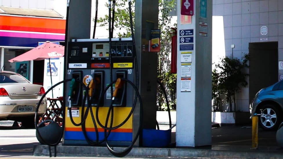 Com lei federal, governo de São Paulo reduz imposto sobre a gasolina