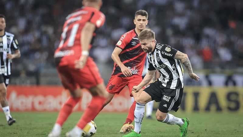 Vitor Roque marca duas vezes e Galo perde no último lance para o Athletico-PR no Mineirão