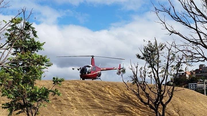 Helicóptero pousa no Parque Ipanema e atrai atenção de curiosos