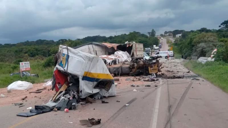 Carretas batem de frente e motoristas morrem; vídeo registra momento da colisão