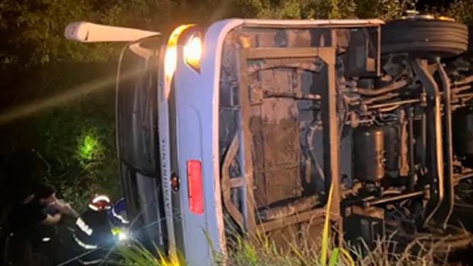 Acidente com ônibus deixa 7 mortos e 22 feridos; motorista teria dormido ao volante