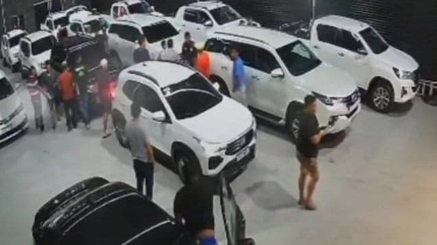 Grupo invade concessionária e rouba 13 carros de alto padrão; veja vídeo