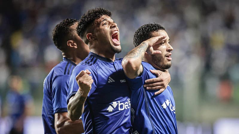 Cruzeiro reverte placar e se classifica na Copa do Brasil