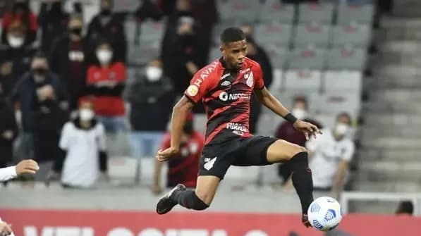 Athletico Paranaense desliga jogadores envolvidos em esquema de apostas ilegais