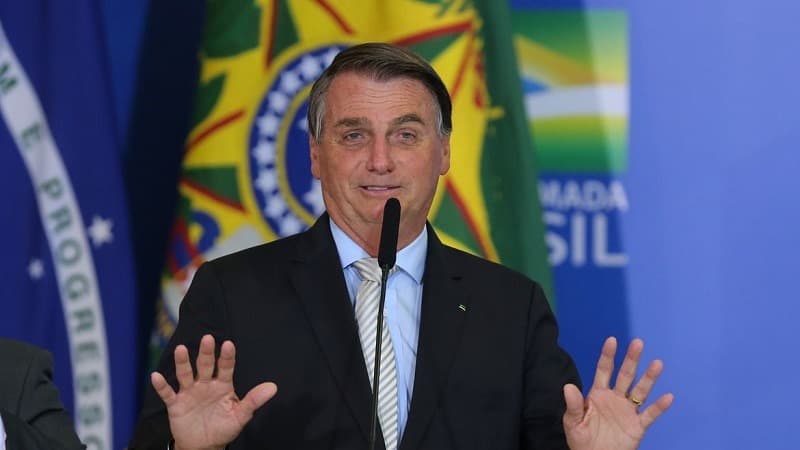 Bolsonaro afirma que vacinas contra a Covid-19 tem grafeno que "acumula em testículos e ovários"; especialistas negam