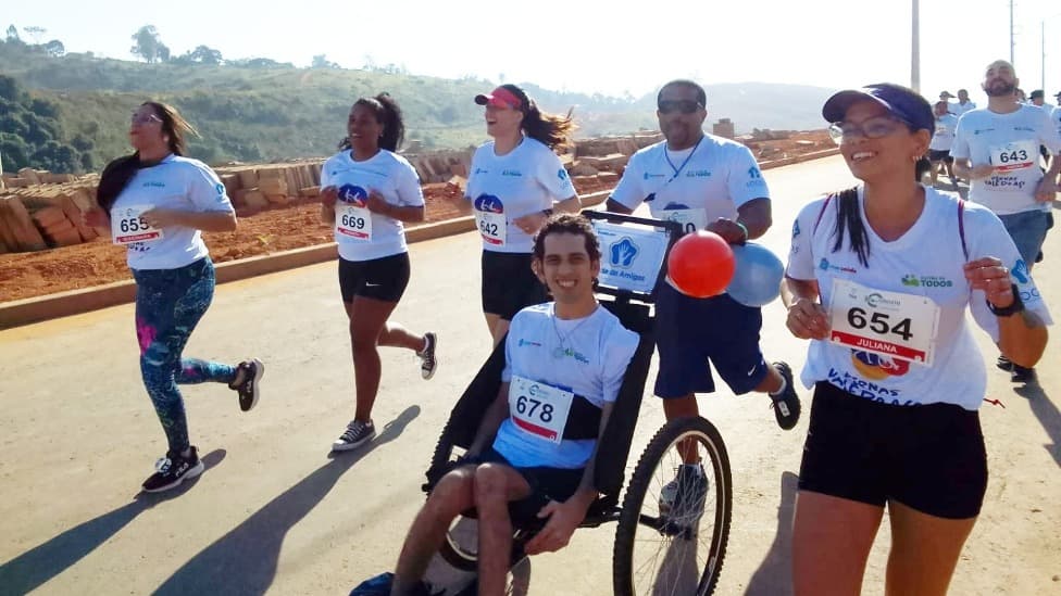 Voluntários conduzem atletas com deficiência em corrida adaptada no Vale do Aço