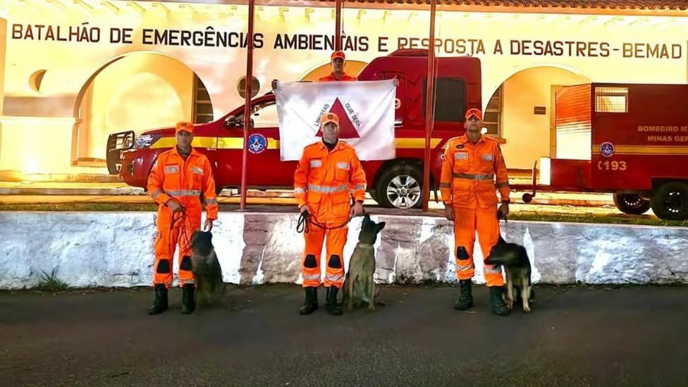 Bombeiros de Minas Gerais apoiam busca de desaparecidos em enchentes no RS