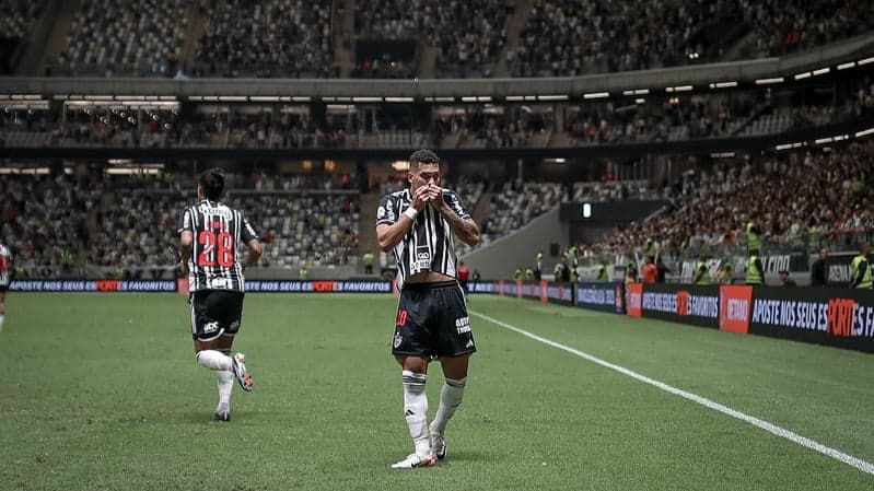 Paulinho brilha e Galo supera Fluminense, poupado para final da Libertadores
