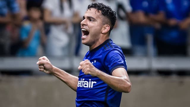 Cruzeiro vence Bahia e se afasta da zona de rebaixamento do Brasileirão