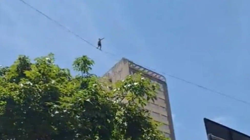 Homem atravessa prédios em corda em Belo Horizonte e chama atenção