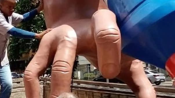 Escultura da Ypê  em Salvador é removida após acusações de racismo