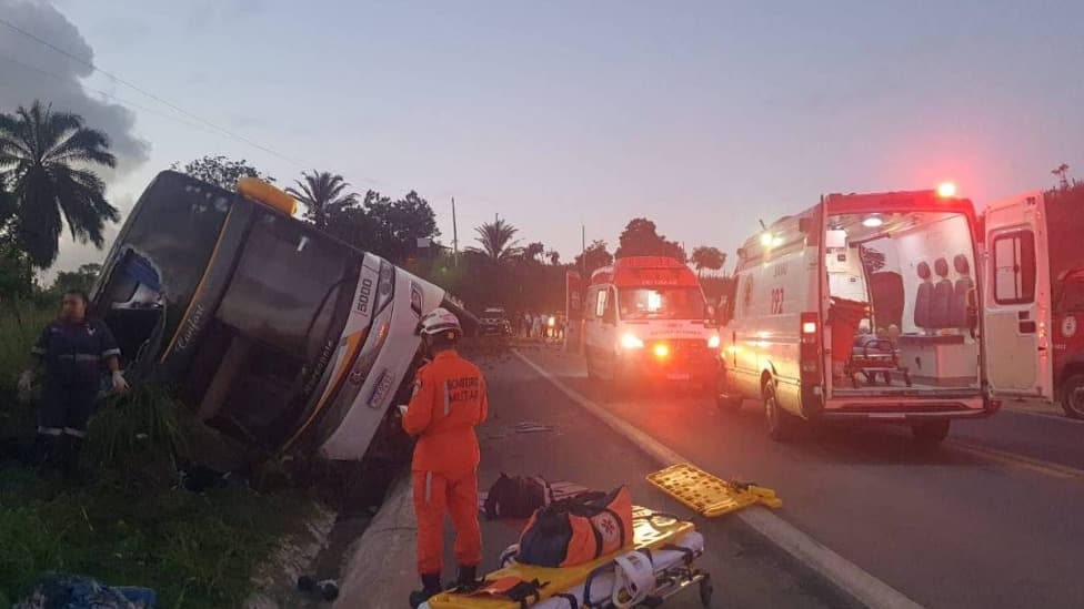 Tragédia na rodovia: ônibus tomba e deixa oito mortos e mais de vinte feridos na Bahia