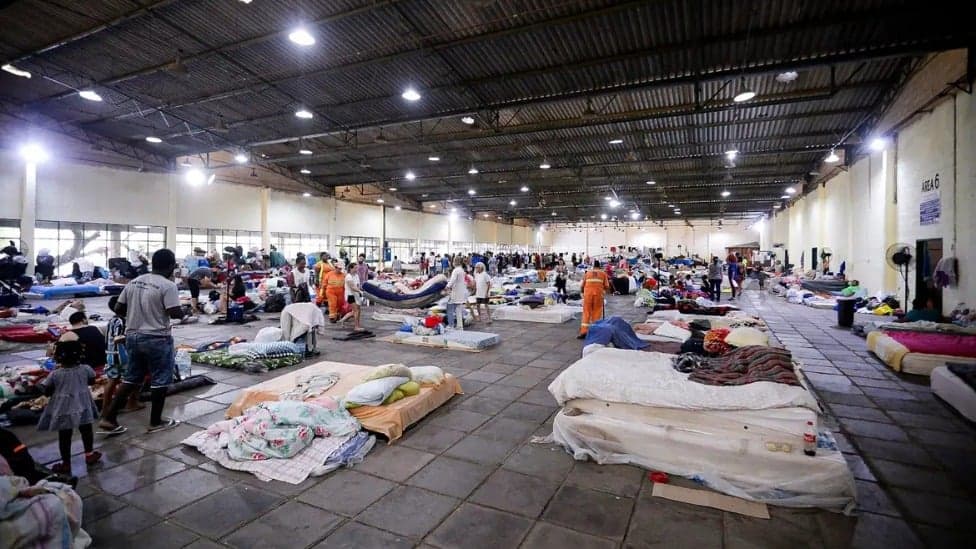 Haitianos e venezuelanos denunciam xenofobia em abrigos do RS