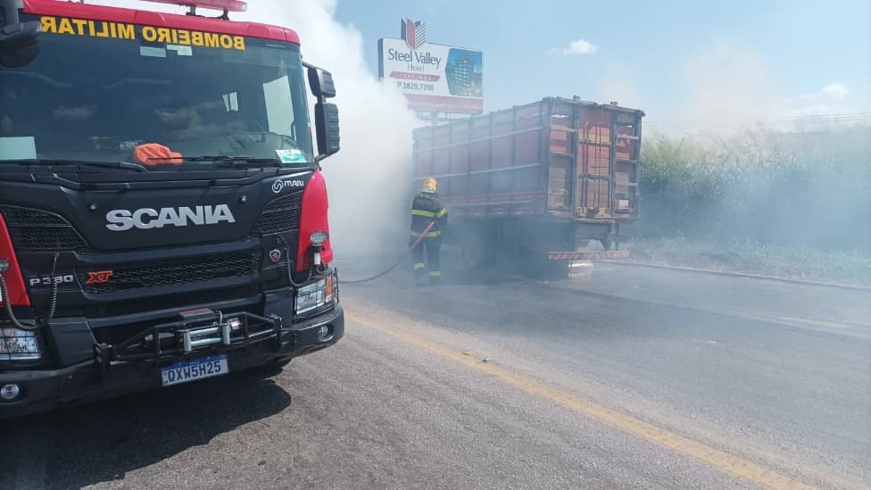 Caminhão pega fogo próximo ao Aeroporto Regional do Vale do Aço