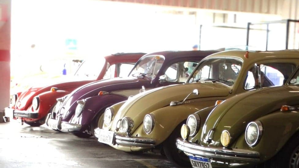 Evento celebra legado do Fusca com exposição de carros antigos