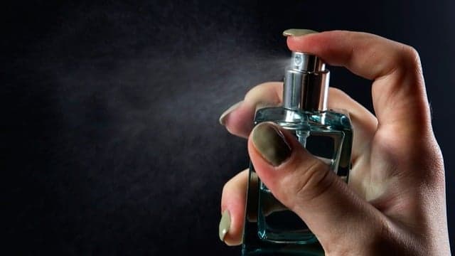 Você sabe qual a diferença entre perfume e desodorante colônia? Entenda