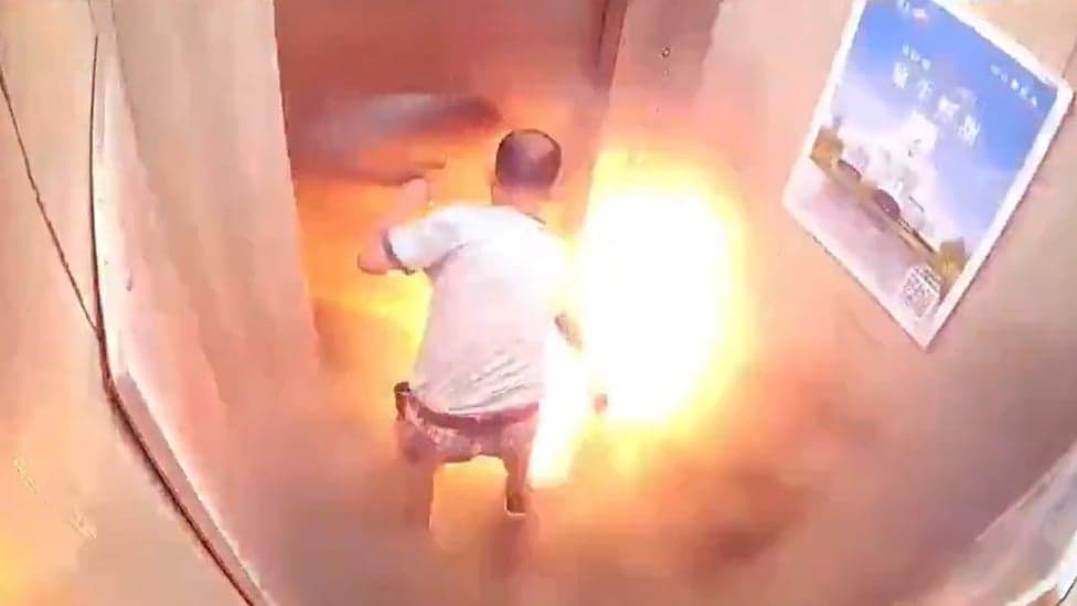 VÍDEO: homem morre carbonizado após explosão de bateria de lítio em elevador na China