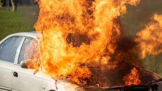  Homem tem carro queimado por dívida com agiota em MG 