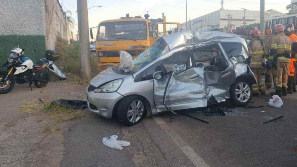 Adolescente morre em acidente envolvendo carros e caminhão no Anel Rodoviário em BH