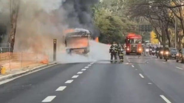 Colisão entre ônibus e moto causa incêndio na Marginal Pinheiros