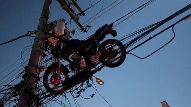 VÍDEO: Balão cai e prende moto em rede elétrica em SP