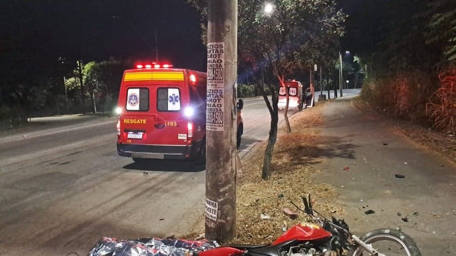 Motociclista morre após colisão com poste em Ipatinga