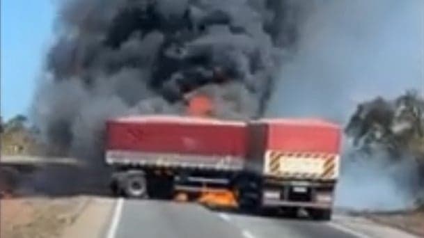 Carreta pega fogo e bloqueia rodovia BR-262 em Juatuba-MG