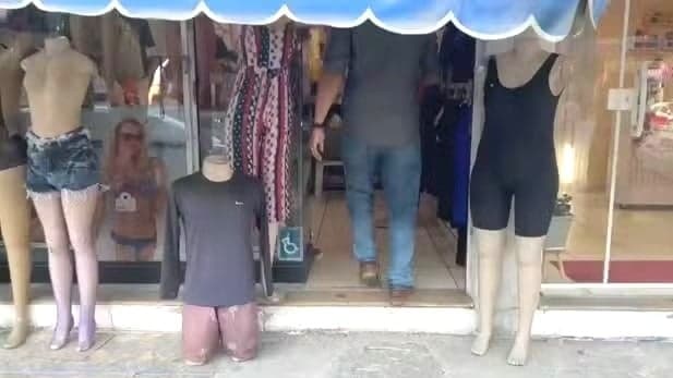 Polícia prende dona de loja em Queimados por venda de roupas doadas