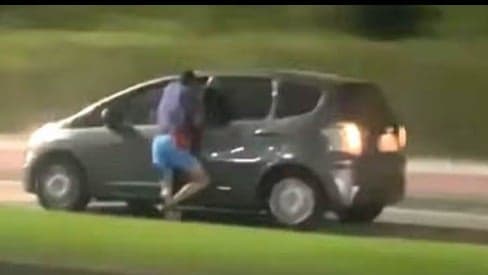 Motorista acelera carro com homem pendurado para evitar assalto e proteger filha de 3 anos