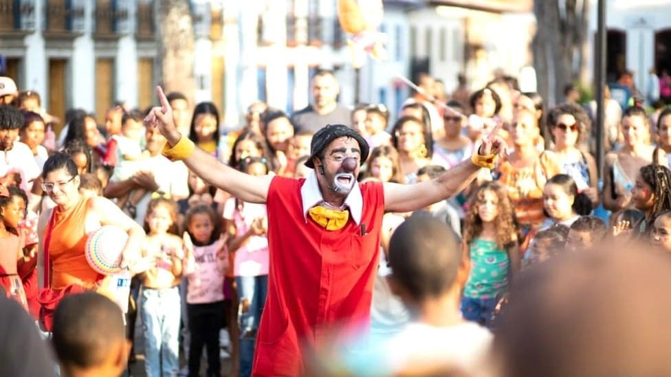 Turismo cultural em Mariana: Circovolante oferece circo e música na Praça Gomes Freire neste domingo