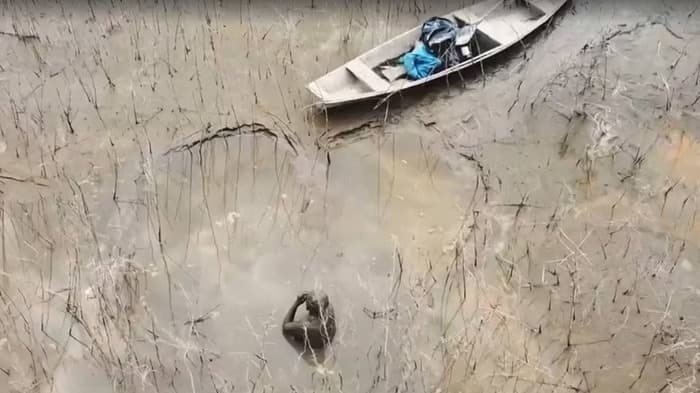 Pescador de 85 anos é resgatado após três dias encalhado em lamaçal no Rio Solimões